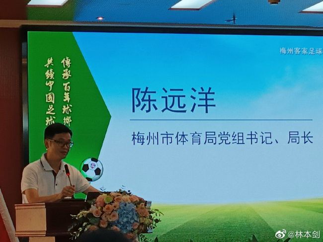 一个穿着阿玛尼西装的中年男子走了进来，这男子梳了个大背头，眼神猥琐，手腕上还带了一块百达翡丽的手表。